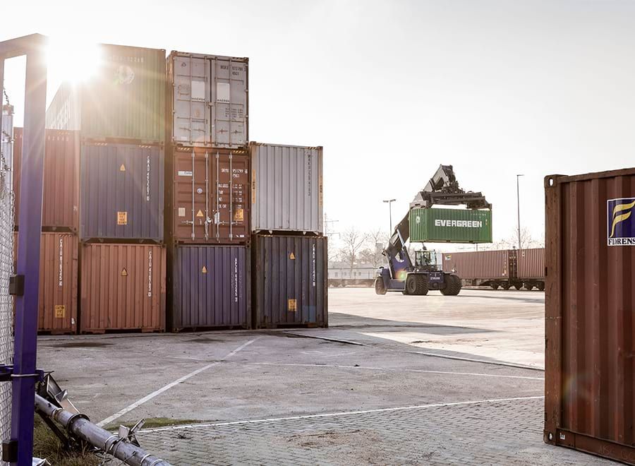 Kalmar reachstacker der transporterer en container